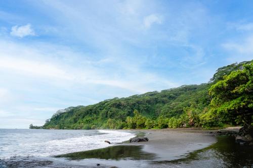 Tiarei House | Experience Oceanfront Bliss at Le Rocher de Tahiti
