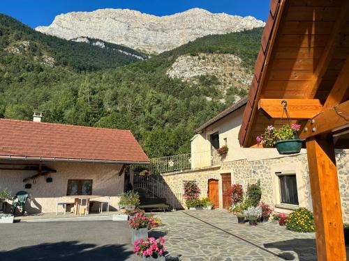 Le Glaizil Bed & Breakfast | Mountain View at Le Rocher des Ducs with Convenient Parking