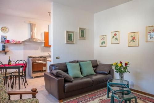 Venegono Superiore Apartment | Top-Rated Le Rose: Pet-Friendly Stay with Kitchen Access