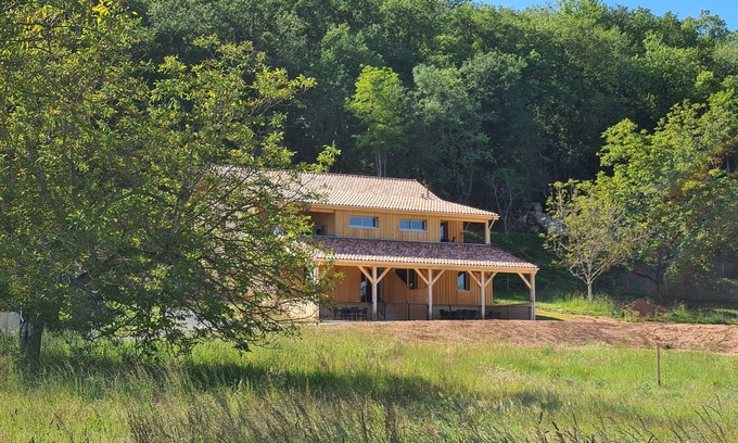 Saint-Leon-sur-Vezere Cottage | Experience Le Séchoir des Acacias with Heated Pool & Ocean View