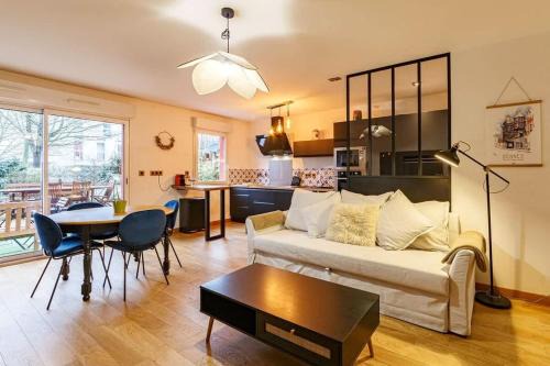 Villejean Apartment | Le Saint Cyr: Family-Friendly Apartment with Terrace & Parking