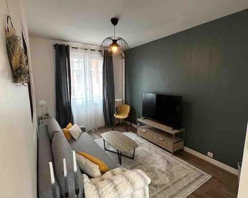 Saint-Mande Apartment | Stylish Saint-Mandé Hotel: Family-Friendly & Metro Access