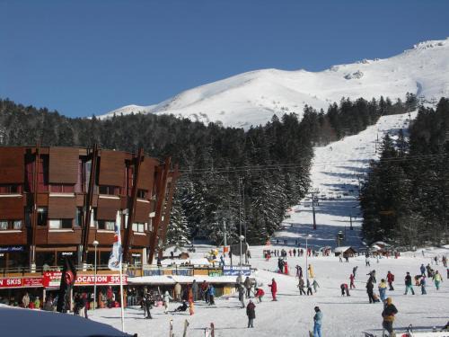 Laveissiere Apartment | Cozy Le Saporta: Family-Friendly Studios with Hot Tub