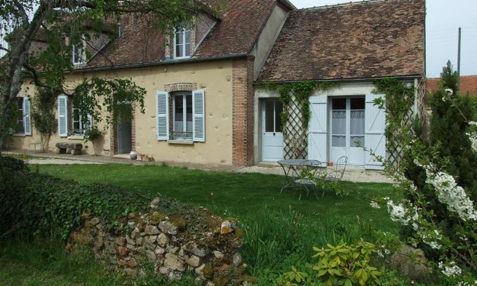La Villeneuve-au-Chatelot House | Comfortable Stay at Le Saule Argenté with Kitchen & Family Fun