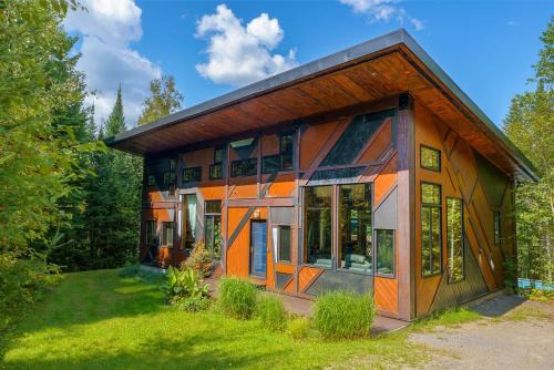 Val David Ski Chalet | Relaxing Retreat at Le Sculptural Exitchalets Spa