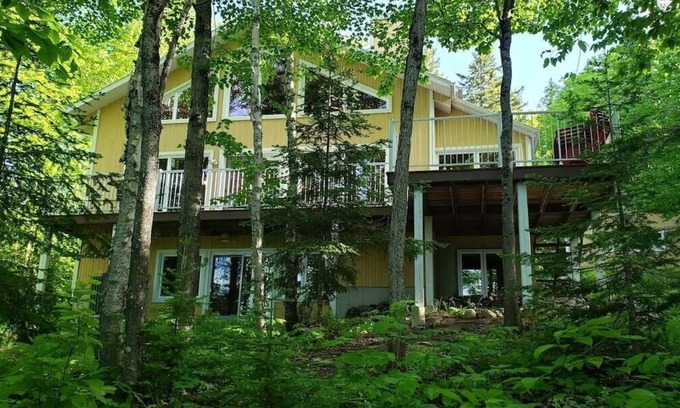 Mauricie Ski Chalet | Relax at Le Secret du lac with Spa and Hot Tub Amenities