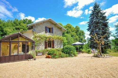 Bussiere-Galant House | Pet-Friendly Comfort at Le Seigneur des Bois - Family Approved!