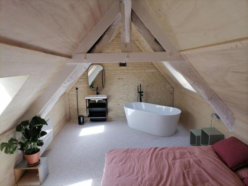 Cairon House | Family-Friendly Retreat at LE SEIZE - Near Caen and the Sea
