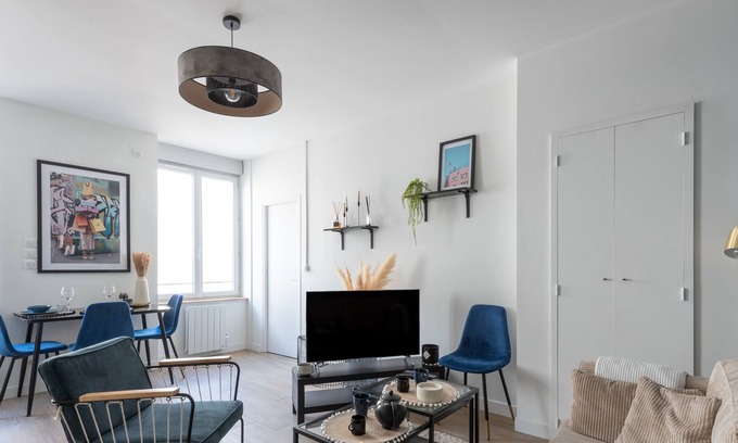 Brotteaux Apartment | Peaceful Getaway for Two at Le Select sur Cour in Lyon