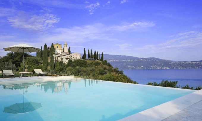 Pulciano Villa | Beautiful Le Selve Lake View Villas: Pet-Friendly Retreat