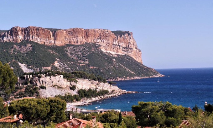 Cassis Apartment | Seaside Studio Retreat with Pool & Stunning Ocean Views
