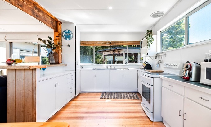 Coles Bay House | Guest Rated 10/10: Le Shack with Spa & Family-Friendly Amenities