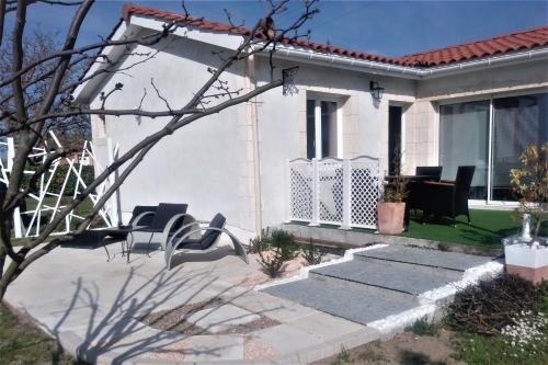 Anglade House | Discover Le Soleil en Gironde: Family-Friendly Retreat