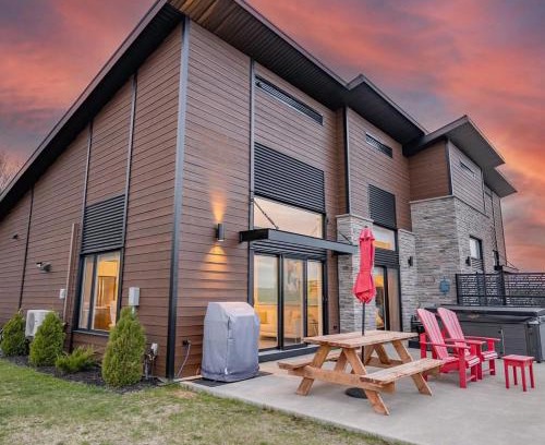Saint-Jean-de-Matha Ski Chalet | Relax at Le Sommet du Golf with Spa & Hot Tub Amenities