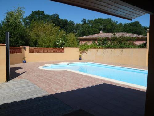 Berat Bed & Breakfast | Inviting Le Soubiran: Oceanfront Pool and Family-Friendly Stays