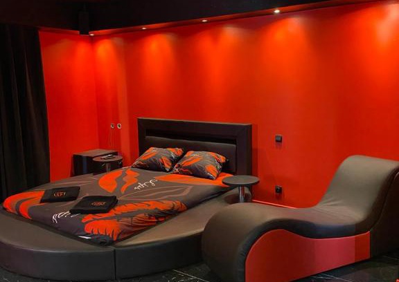 Melun Apartment | Romantic Escape at Le Souffle de l'Amour with Hot Tub
