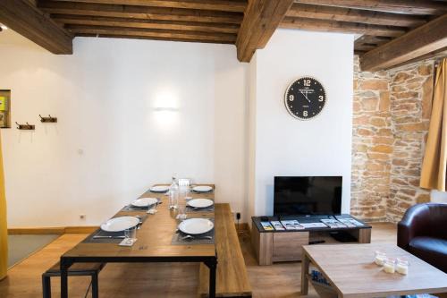 Gorge de Loup Apartment | Le St Pierre: Character and Style Near Historic Vieux Lyon