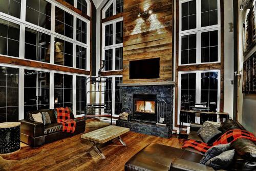 Stoneham Ski Chalet | Inviting Le Sto Shack: Family-Friendly Retreat with Ocean Views