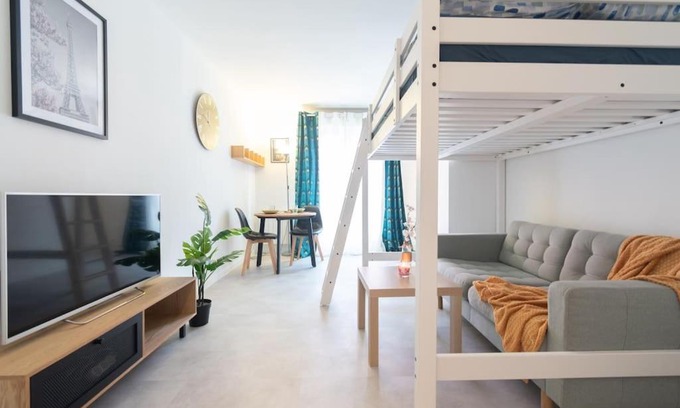 Le Kremlin-Bicetre Apartment | Cozy Le Studieux T1 near Paris with Family-Friendly Perks