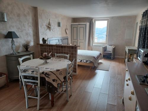 Coursegoules Apartment | Cozy Le Studio Côté Chapelle with Breakfast Included