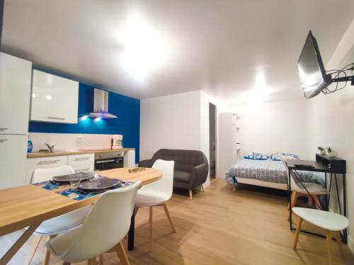 Montaubert - Rille - Saint-Sulpice Apartment | Budget-Friendly Stay at Le Studio du Château