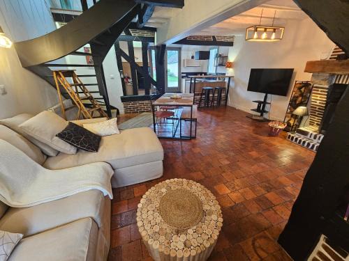 La Ferte-Saint-Aubin House | Explore Le Sully: Family-Friendly Retreat Near Sologne