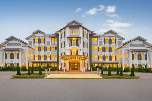 Vientiane Hotel | Discover Le Thatluang D'oR Boutique Hotel with Pool & Spa