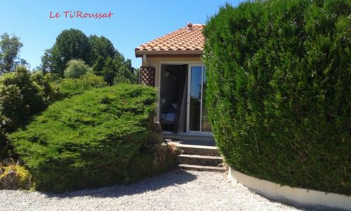 Saint-Andre-de-Cubzac Bed & Breakfast | Oceanfront Getaway at Le ti'Roussat - Rated 8.9/10