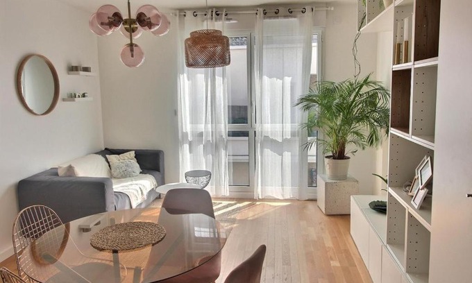 Suresnes Apartment | Child-Friendly Le Toît du Montvalerien in Suresnes