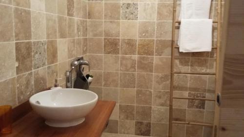 Sollies-Ville Bed & Breakfast | Pet-Friendly Comfort at Le Tournebride with Breakfast Included