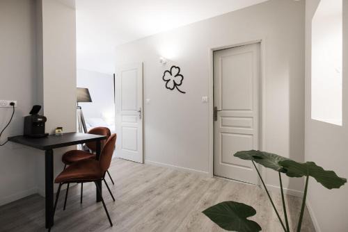 Siorac-en-Perigord Hotel | Discover Le Trèfle à Quatre Feuilles with Oceanfront Views