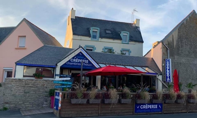 Saint-Guenole House | Convenient Stay at Le Trymen with Breakfast and Accessibility