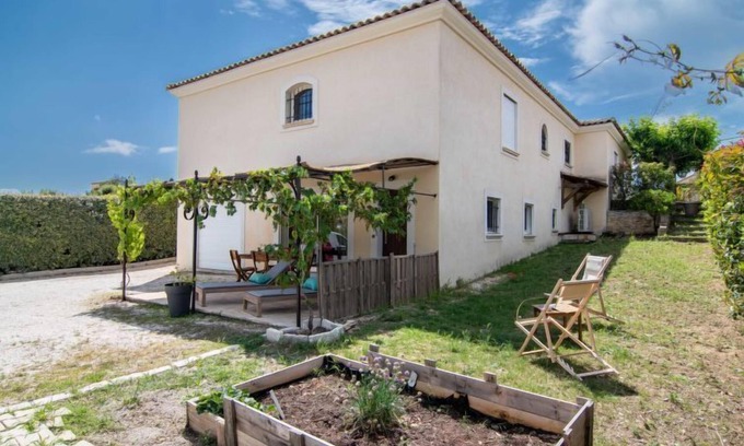 Saint-Aygulf Apartment | Explore Le Vallon des Chenes: Oceanfront Getaway with Spa