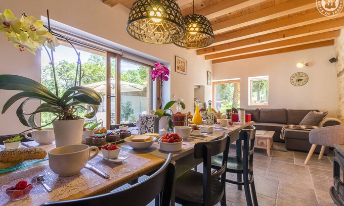 Traize House | Top-Rated LE Verger Gîte with Lake Views & Family Amenities