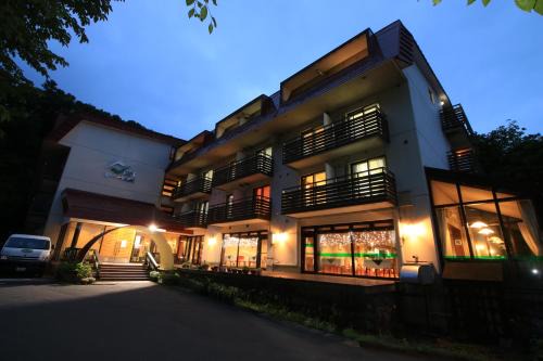 Zaoonsen Hotel | Relax at Le Vert Zao: Family-Friendly with Hot Tub & Dining
