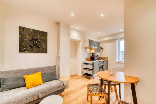Tassin-la-Demi-Lune Apartment | Cozy Le Victor Hugo: Top-Rated Retreat in Tassin