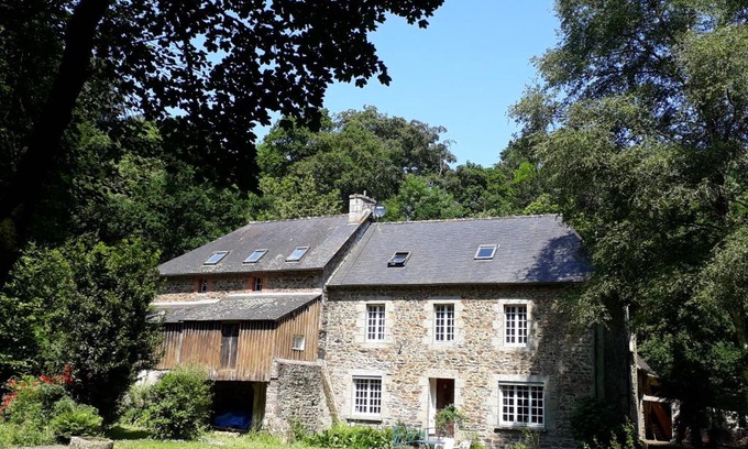 Goudelin Bed & Breakfast | Discover Le Vieux Moulin: Excellent Dining and Relaxation