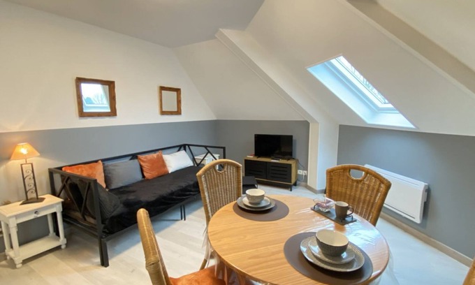 Le Crotoy Apartment | Oceanfront Le Viktoria Apartment with Breakfast & Parking