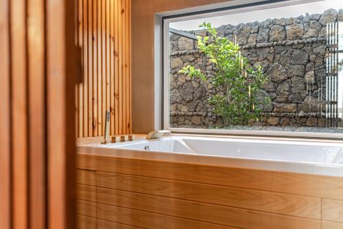 Aewol House | Experience Le Village Aewol G with Oceanfront Pool Bliss