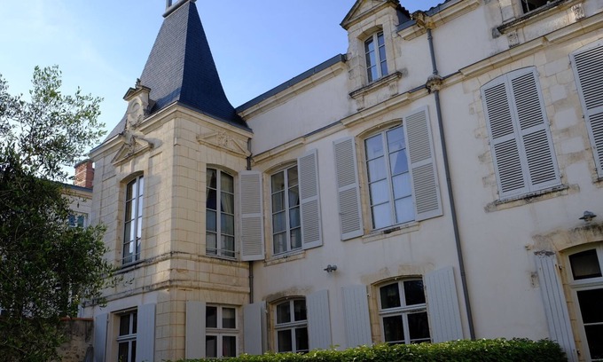 La Rochelle City Centre Apartment | Experience Le Villemarais Near the Old Port with Ocean Views
