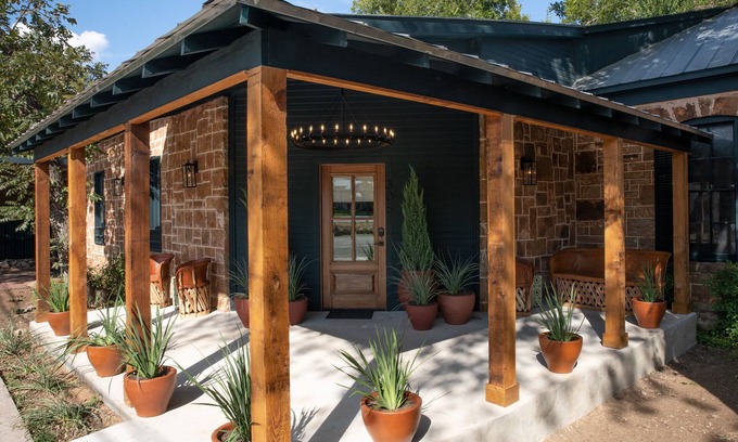 Mason Apartment | Pet-Friendly Lea Lou Lodge #7 on Broad St for Family Fun