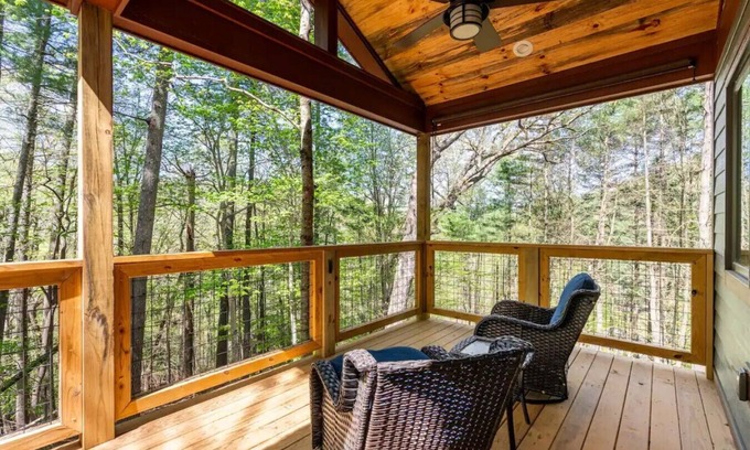 Marshall Cabin | Oak Treehouse Cabin - Pet-Friendly Retreat Near Asheville