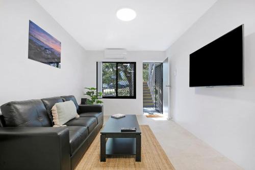 Red Hill Apartment | Leafy Hideout - Quiet Comfort near Riverfront and CBD