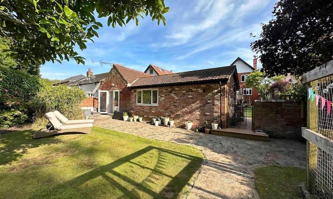 Lytham St. Anne's House | Cozy Leafy Lodge in Lytham - Rated 9.6, Family & Pet Friendly