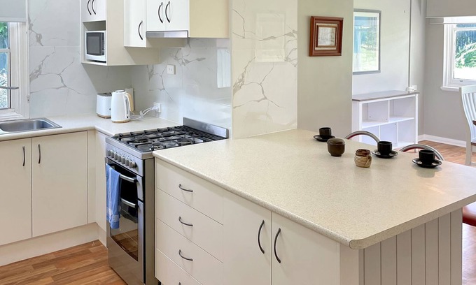 East Tamworth Apartment | Tranquil Leafy Lodge: Your Secluded Getaway in East Tamworth