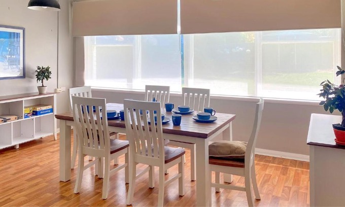 East Tamworth House | Tranquil Leafy Lodge: Secluded Retreat for Families & Pets