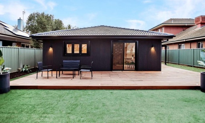 Benalla West House | Idyllic Leafy Retreat in Benalla - Guest Rated 9.7/10