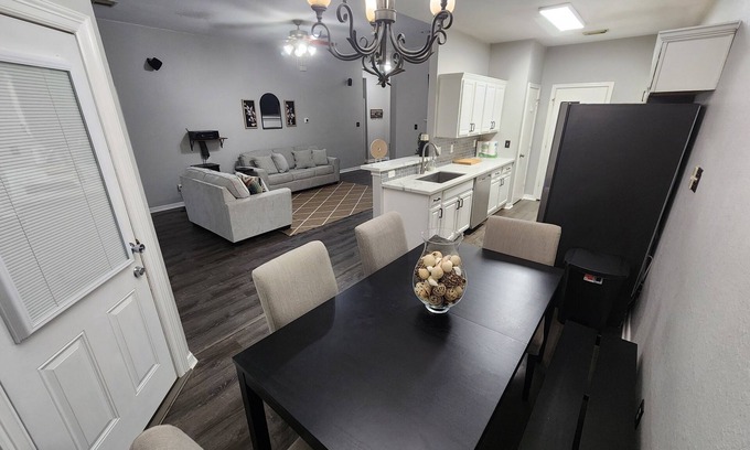 League City House | Relaxing League City Home with Jogging Path & Pet-Friendly Amenities