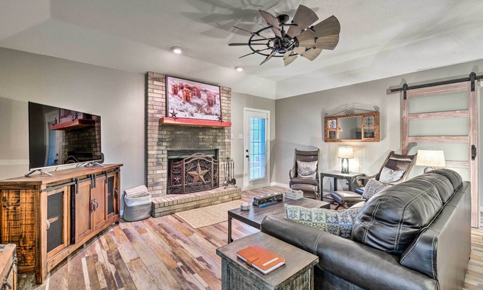 Granbury House | Discover Leaping Toad Ranch: 10/10 Stay by Lake Granbury!