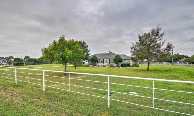 Granbury House | Welcoming Stay at Leaping Toad Ranch with Family-Friendly Fun